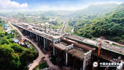 泸州二环路(纳溪段)项目k1 610跨倒流河大桥施工现场